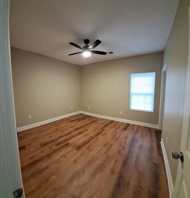 Building Photo - 4 BD/4 BA Located in Countryview Village.