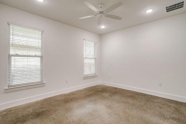 Building Photo - Brand New Custom 3 Bedroom Home in Granbury!