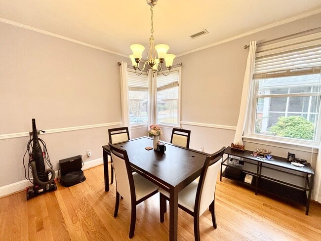 Building Photo - Cozy Home in Norfolk!