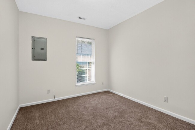 Building Photo - Cozy Three Bedroom Home!