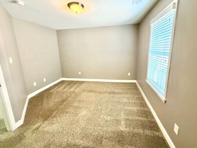 Building Photo - Gated Community, 4-Bedroom 2.5 Bath Home Available Now In Southeast Memphis @ Stonebrier