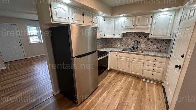 Building Photo - $1300 - 3 bed 1 bath Beautiful single fami...