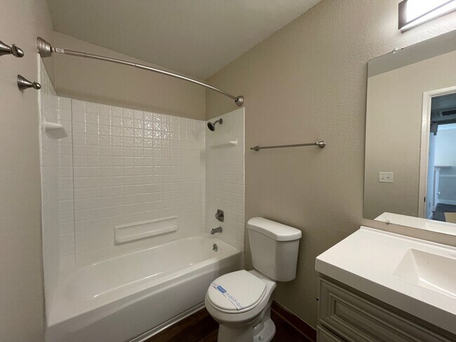 Building Photo - Beautifully Modern 2bd 1bth Apartment Home...