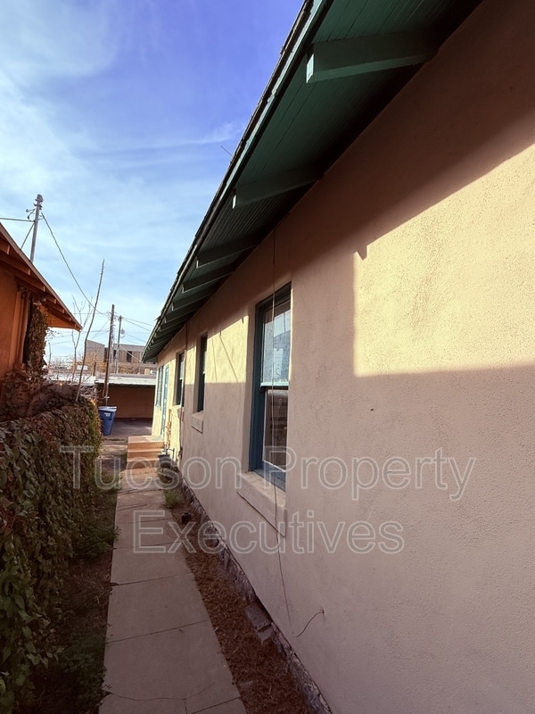 Building Photo - 340 S Scott Ave