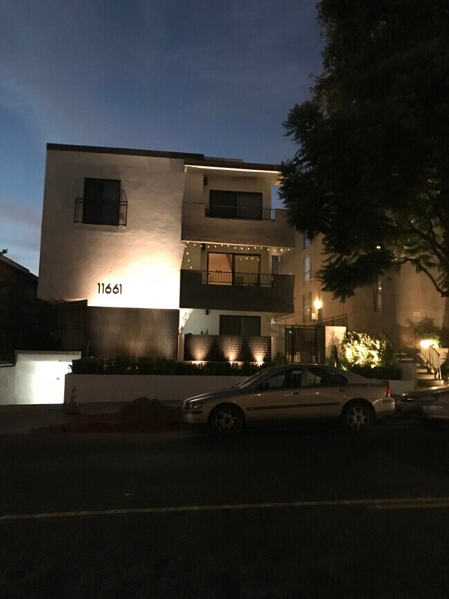 Building Photo - 11661 Montana Ave