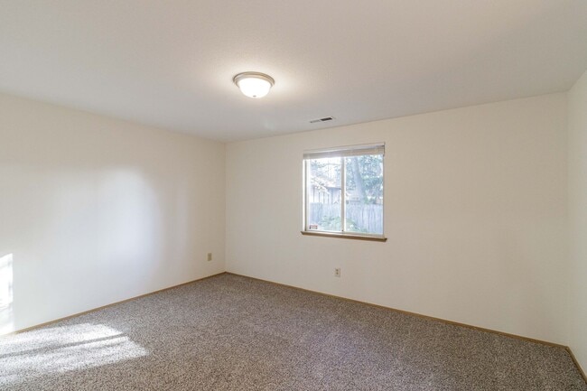 Building Photo - 15213 NE 44th St