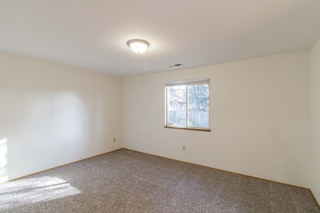 Building Photo - Ask About Our $500 Off Move In Special - N...