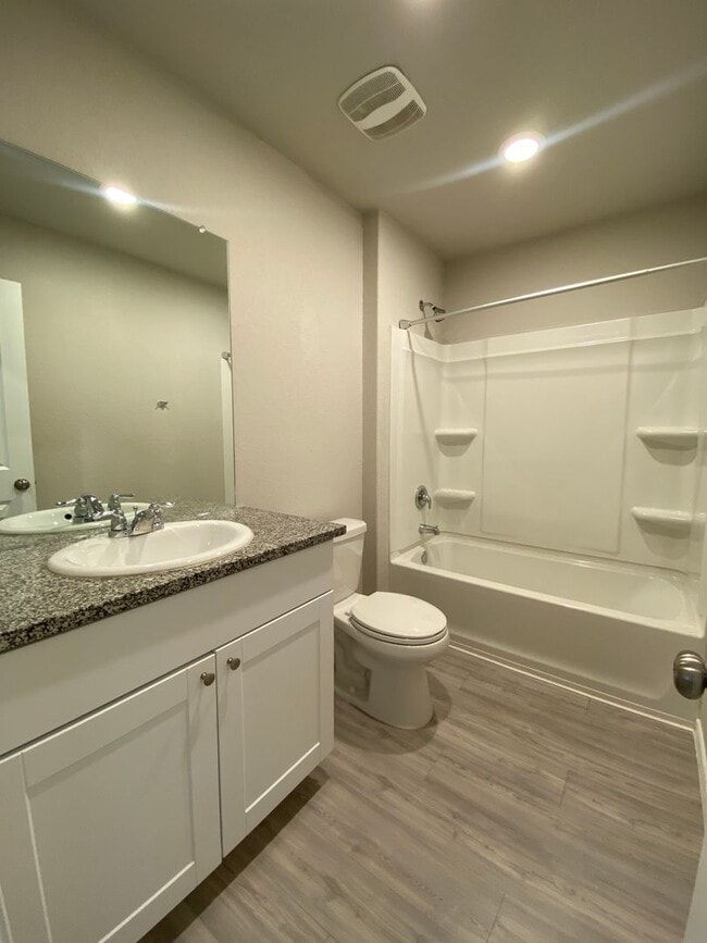 Building Photo - Move in Ready 3 bd/2 ba with bonus rooms!