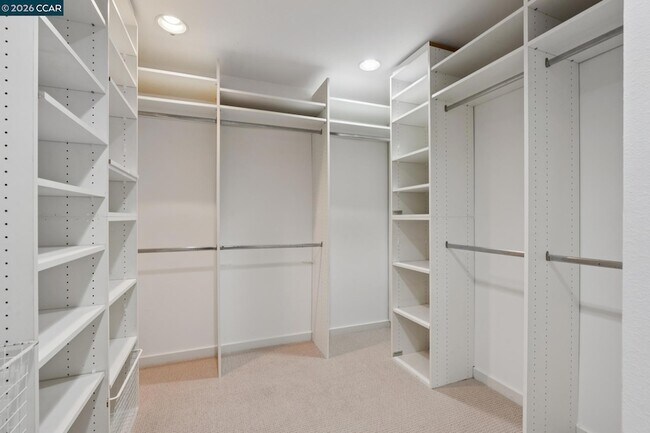 Building Photo - 660 La Casa Via