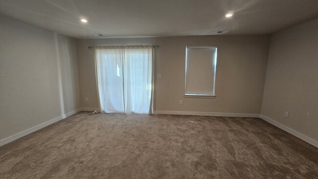 Building Photo - 549 Westport St