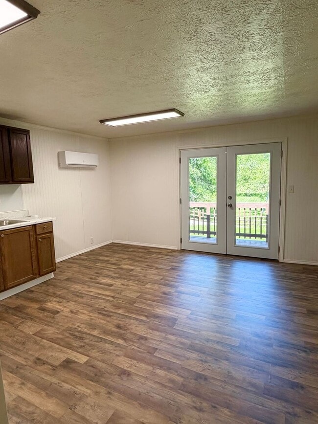 Building Photo - Adorable 2 bedroom farmhouse 10 minutes to Downtown Asheville