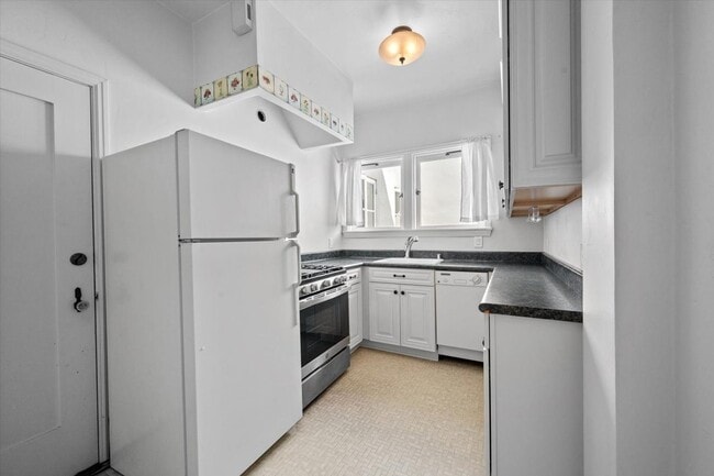 Building Photo - 1530 Miramar Dr