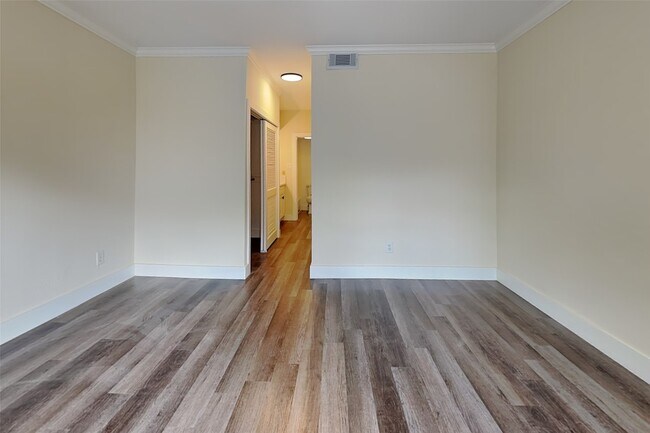 Building Photo - 2100 Tanglewilde St