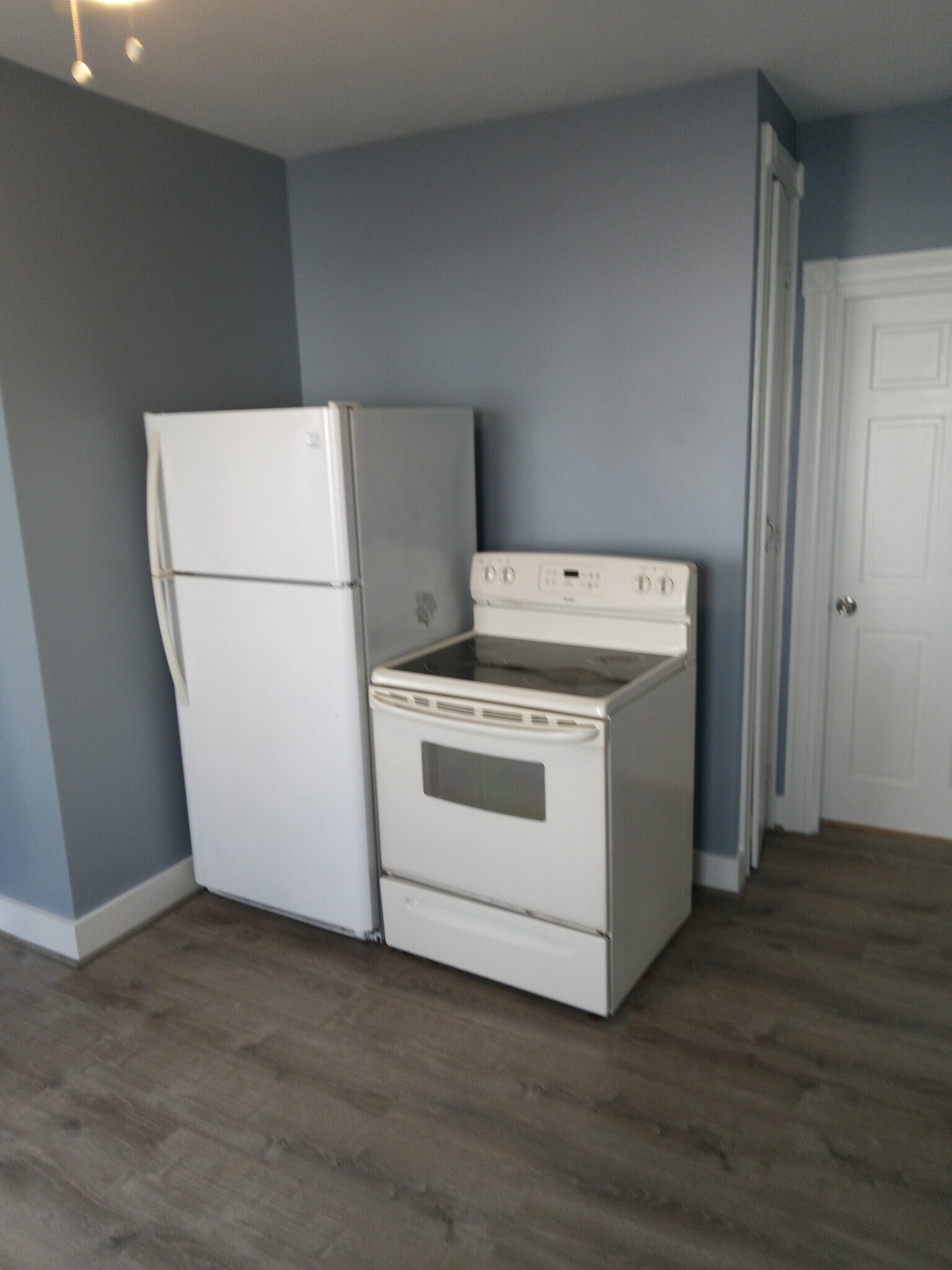 Building Photo - 13 2nd St