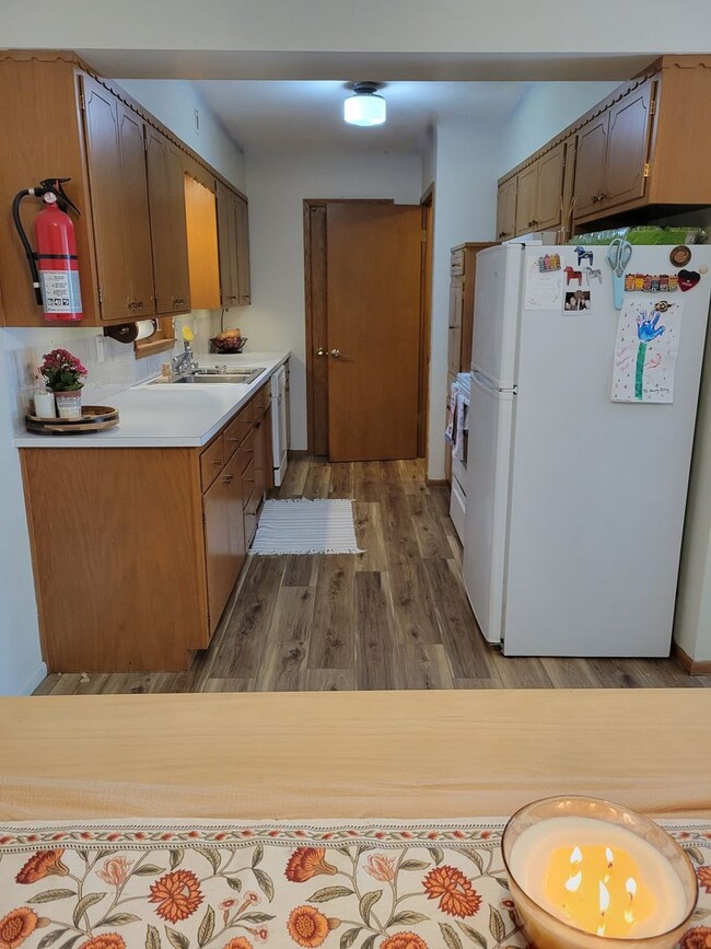 Building Photo - 3 Bedroom Unit