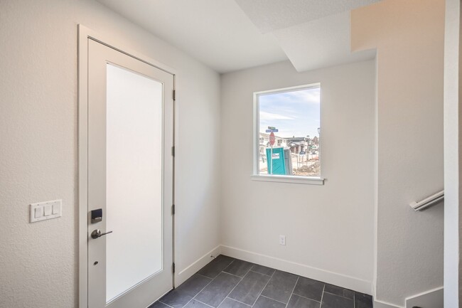 Building Photo - Stylish 3 bed/4 bath Town Home