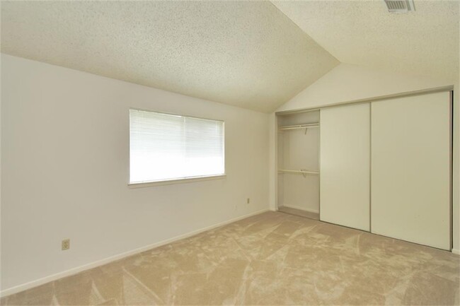 Building Photo - 2602 Lively Ln