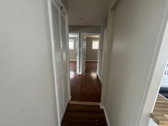 Building Photo - Charming 3-Bedroom Ranch