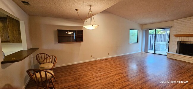 Building Photo - Creekridge Villas Single Story Condo in Ga...