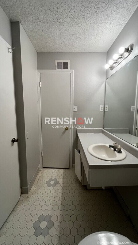 Building Photo - 3666 Bluff Wood Dr