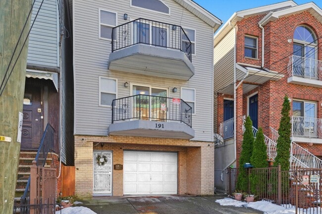 Building Photo - 191 Griffith St