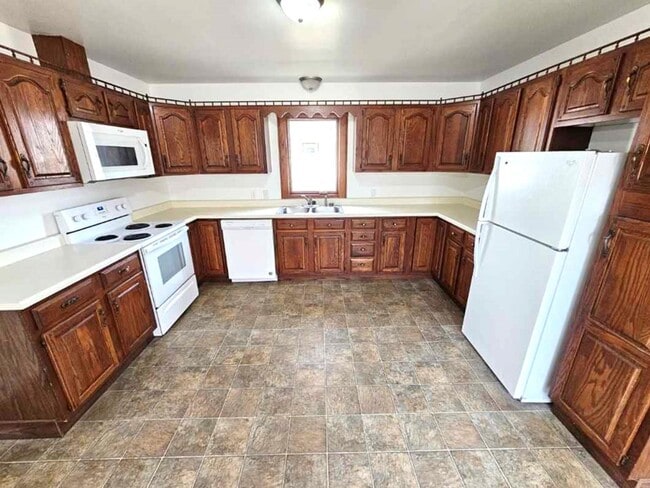 Building Photo - 3 Bedroom, 2 Bath House With All the Charm and Space You Need!