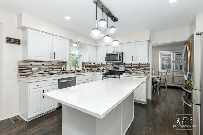 Building Photo - 3730 Baybrook Dr