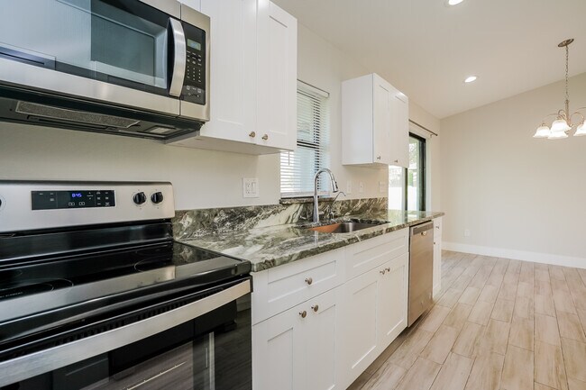 Building Photo - 1232 NE 7th Pl, Cape Coral, FL
