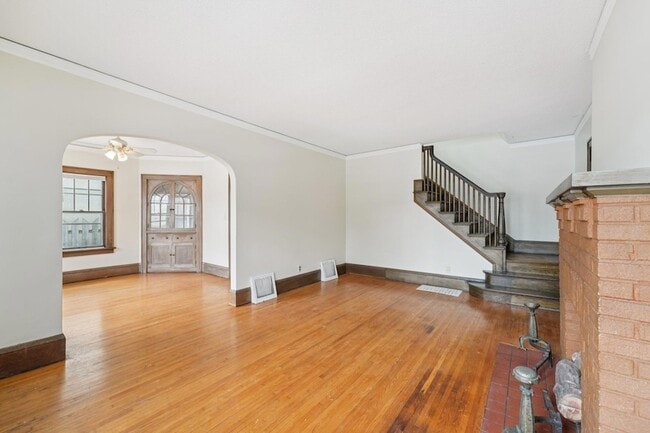 Building Photo - 661 Surrey Ave E