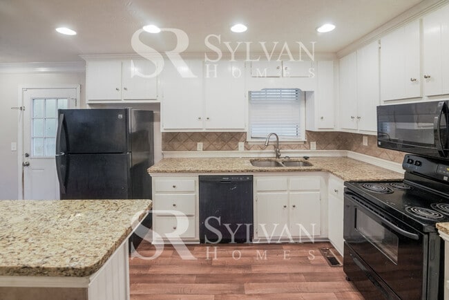 Building Photo - Immerse yourself in comfort and convenience