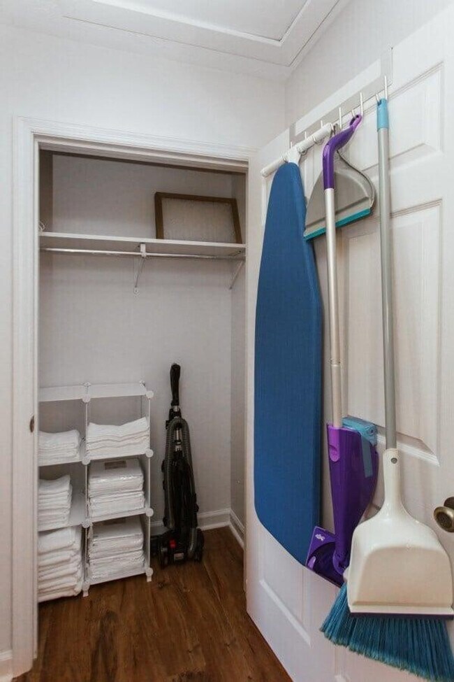 Building Photo - 672 Barber St