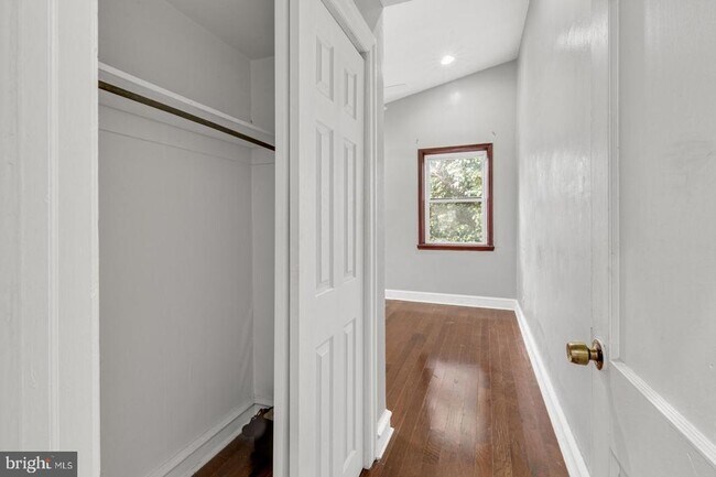 Building Photo - 707 W Girard Ave