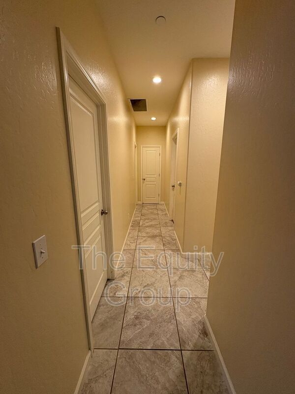 Building Photo - 625 E Monte Verde Ave