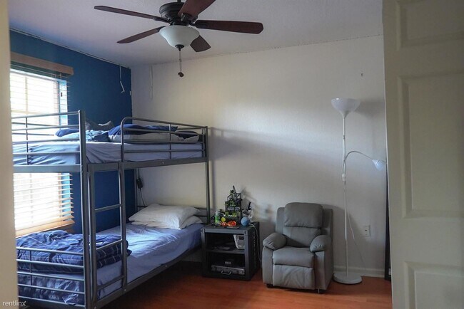 Building Photo - 4 br, 3 bath Townhome - 4253 SW 124th Ter