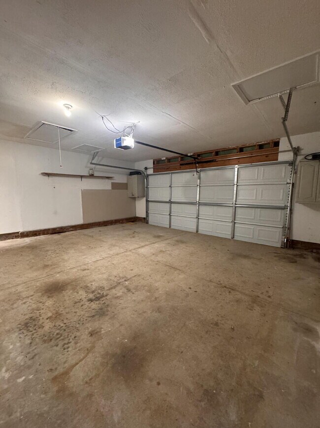 Building Photo - Spacious 3BR Home with Large Fenced Yard – Prime Simpsonville Location!