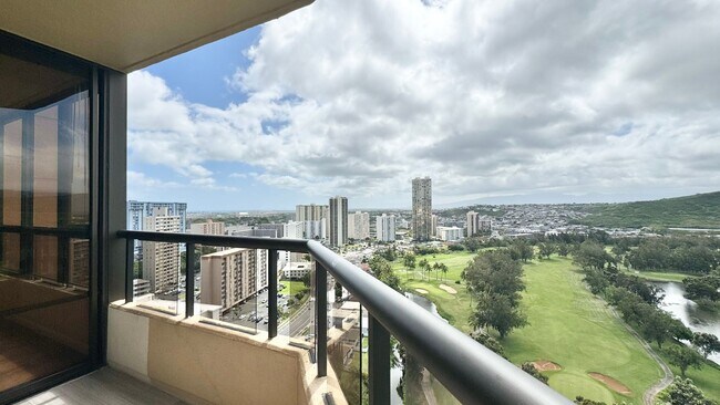 Building Photo - HIGHLY DESIRABLE 2 BED/2 BATH SPECTACULAR ...