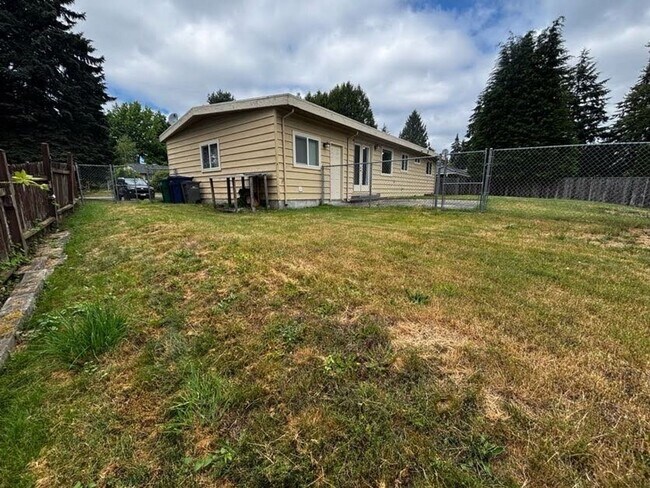 Building Photo - Charming 3-Bedroom Rambler with Spacious Yard & Convenient Location