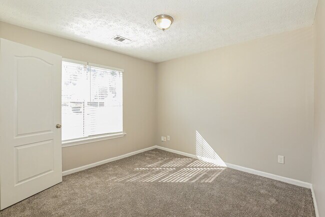 Building Photo - 587 Rosewood Cir