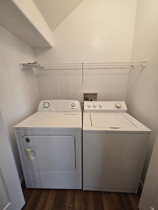 Building Photo - A Stunning 3 Bedroom Home in Henderson