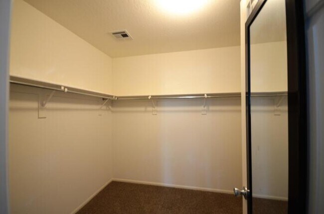 Building Photo - 995 S Cheshire Ln