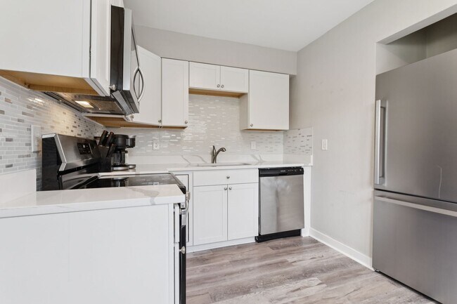 Building Photo - Updated ranch in Portsmouth!