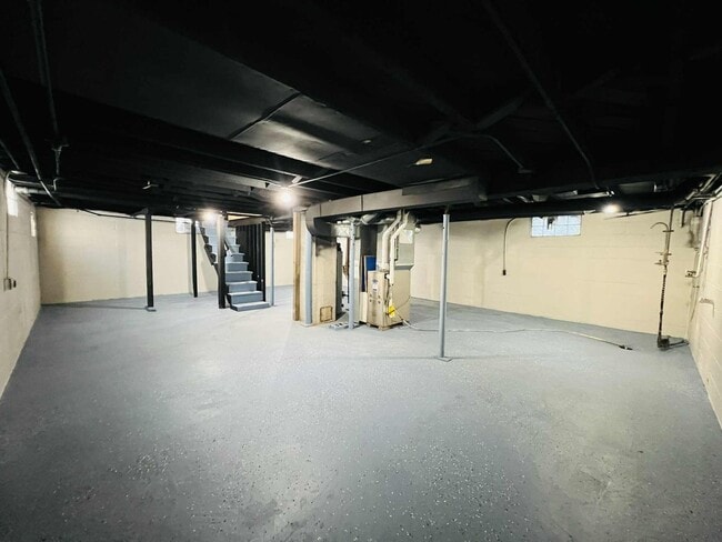 Building Photo - Freshly Updated Single-Family Home with Spacious Upper Bedroom