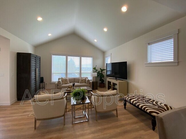 Building Photo - 1285 Salix Ln