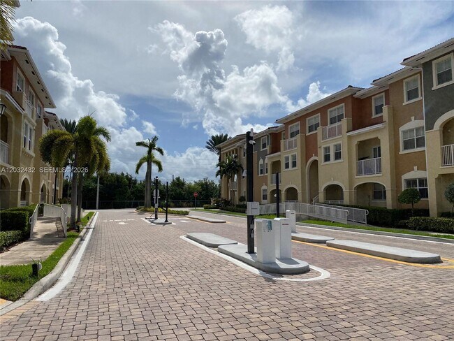 Building Photo - 8800 NW 107 Ct