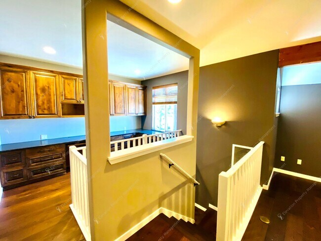 Building Photo - Experience Luxury Living in Broken Top wit...