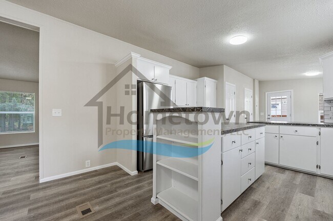 Building Photo - 3 Bedroom 2 Bathroom Home with Off-Street Parking Available in Sagle, Idaho!