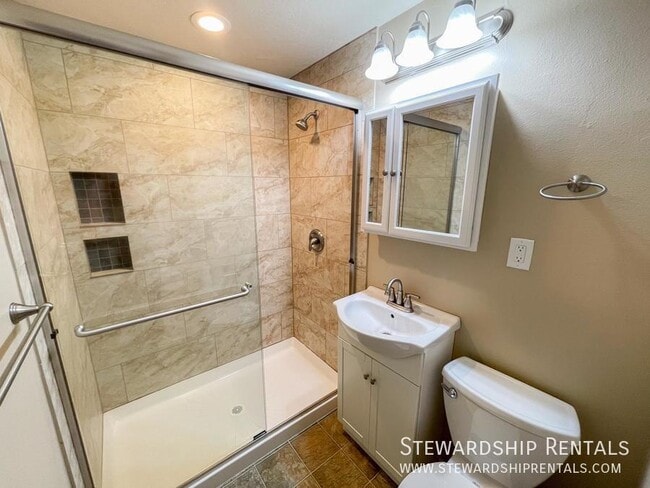 Building Photo - 555 E 18th Ave