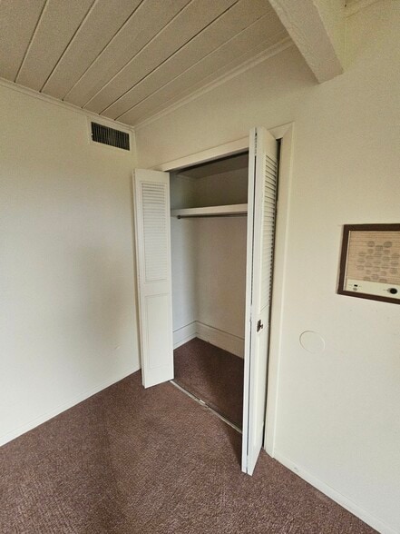 Building Photo - 2752 University Ave