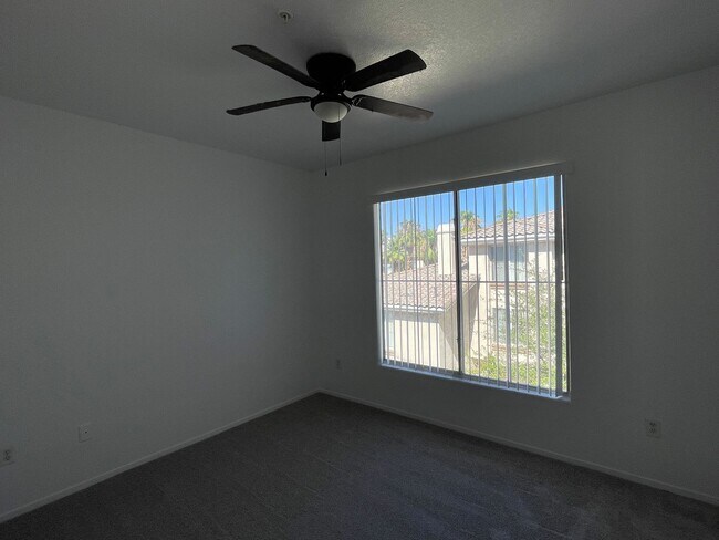 Building Photo - MOVE IN READY! 3 BEDROOM- GUARD GATED COMM...