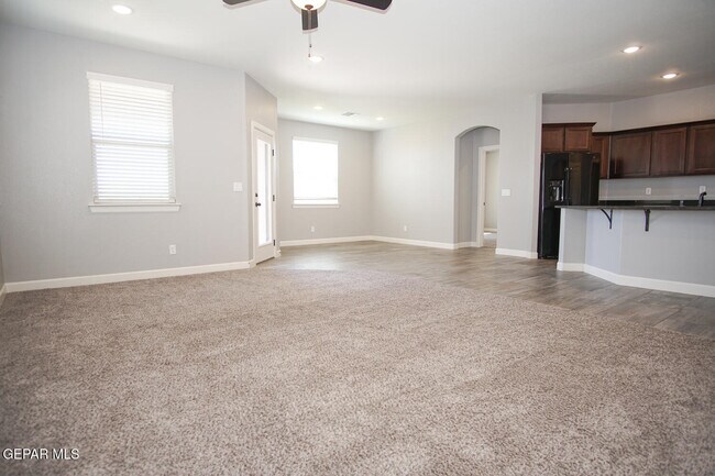 Building Photo - 6016 Hidden Acres Dr